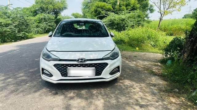 https://images10.gaadi.com/usedcar_image/4579623/original/processed_processed_2c07e6c2-1721-4871-844f-71963e60c07d.jpeg?imwidth=6400