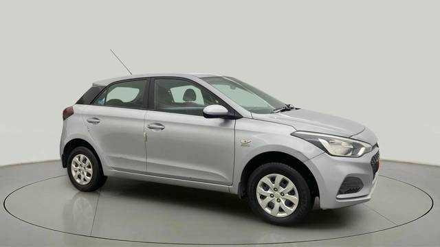 https://images10.gaadi.com/usedcar_image/4579624/original/883a58f6d37bb0741dd4980b48c3835e.jpg?imwidth=6400