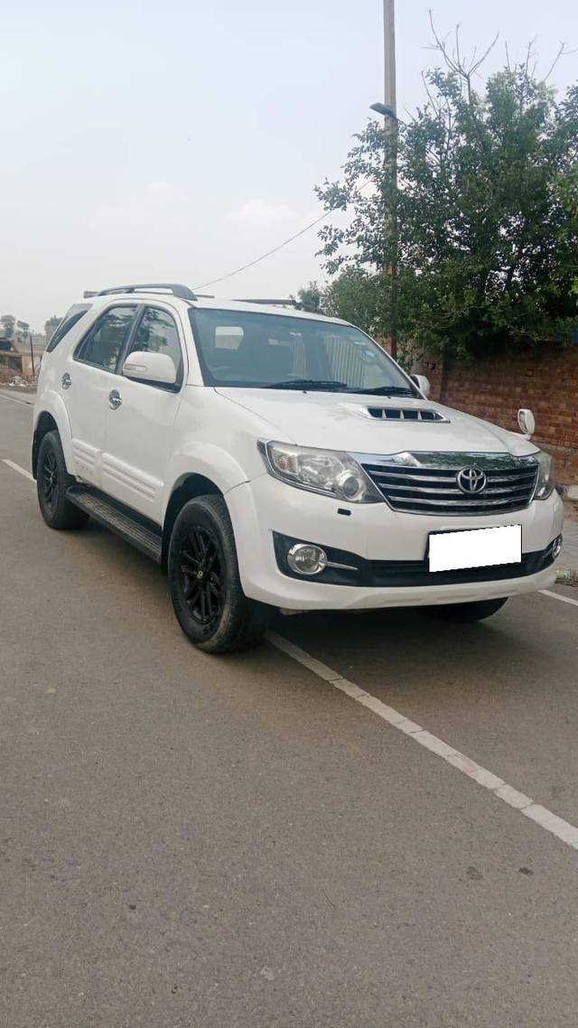https://images10.gaadi.com/usedcar_image/4579645/original/processed_6650a64c7e9a6cca49915112ad8a515c.jpg?imwidth=6400