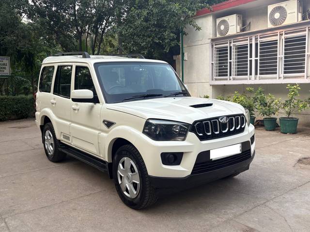 https://images10.gaadi.com/usedcar_image/4579683/original/processed_cdcd8363-72c1-40cb-84c6-94d15b37787a.jpg?imwidth=6400