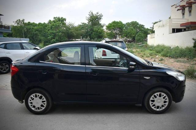 https://images10.gaadi.com/usedcar_image/4579747/original/processed_1ca1c61a984f4690e86147b8693403dc.jpg?imwidth=6401