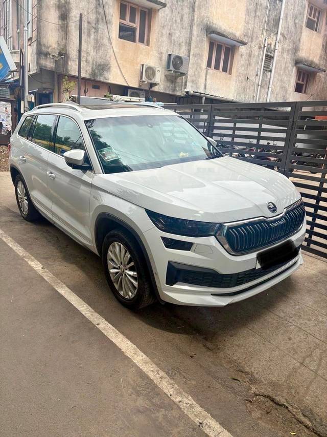 https://images10.gaadi.com/usedcar_image/4579764/original/c97b587976e1c33321179da4c02451f0.jpg?imwidth=6400