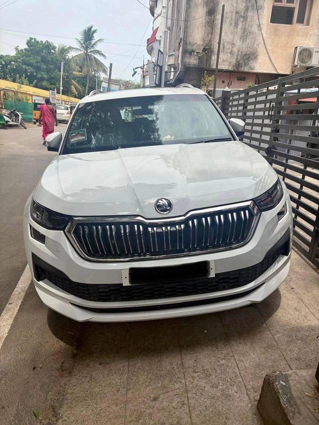 https://images10.gaadi.com/usedcar_image/4579764/original/processed_e3aa5125e6df72b7d90b24e9b6f10b89.jpg?imwidth=6401