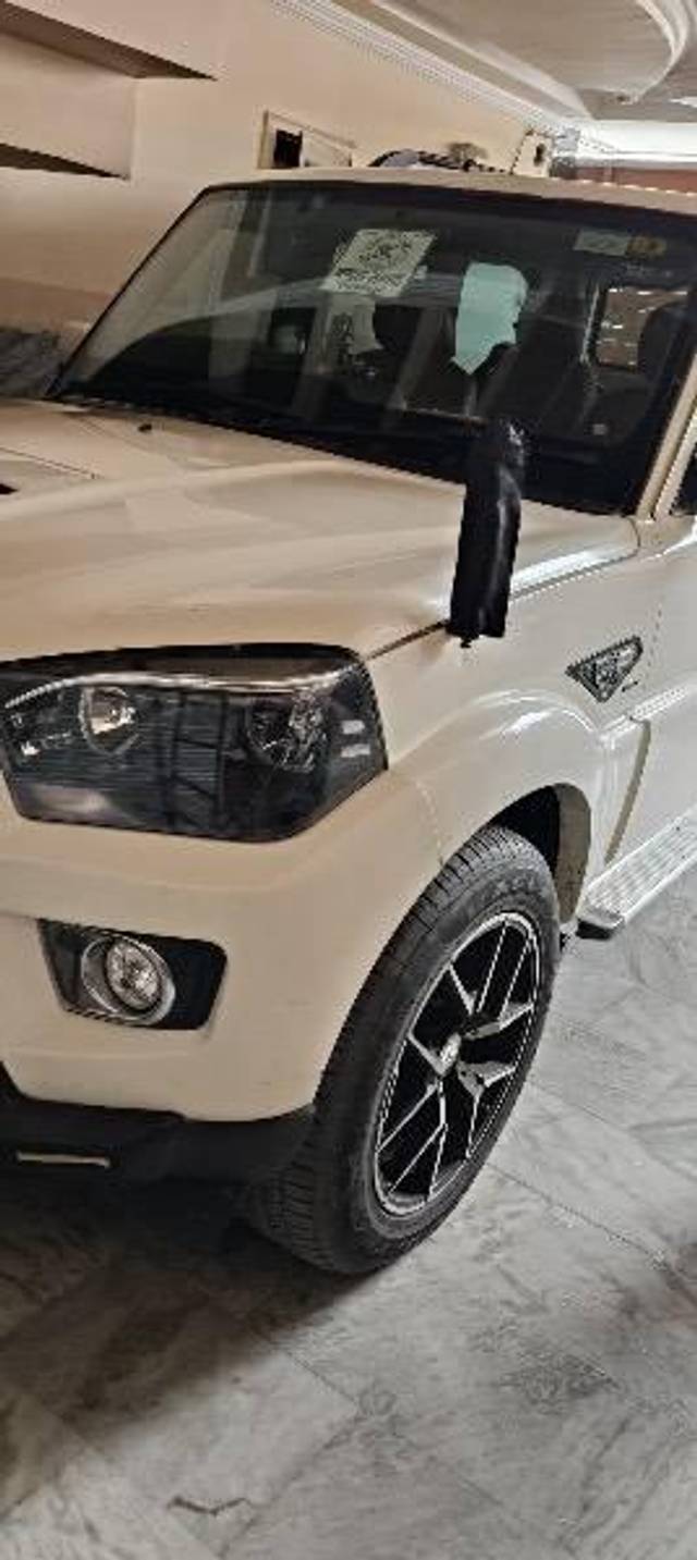 https://images10.gaadi.com/usedcar_image/4579804/original/processed_8bbc943d-db93-40b9-bcab-71dd19205def.jpeg?imwidth=6400