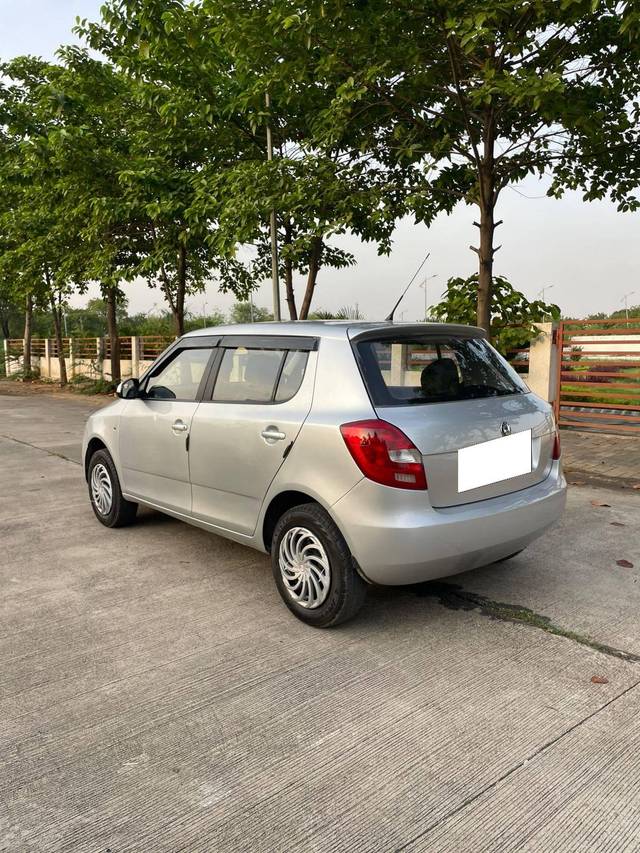 https://images10.gaadi.com/usedcar_image/4579901/original/processed_3376f9de7014f25a1db8b55c3e58816b.jpg?imwidth=6402