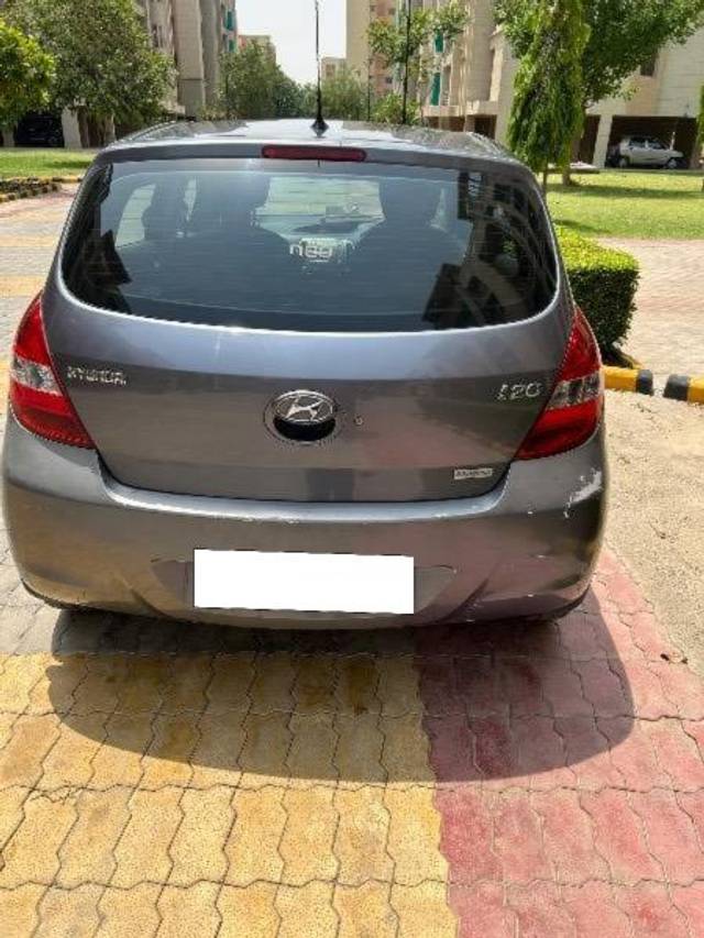 https://images10.gaadi.com/usedcar_image/4579904/original/processed_d05e9d0f-46a9-4246-aebd-920ad88c4739.jpeg?imwidth=6401