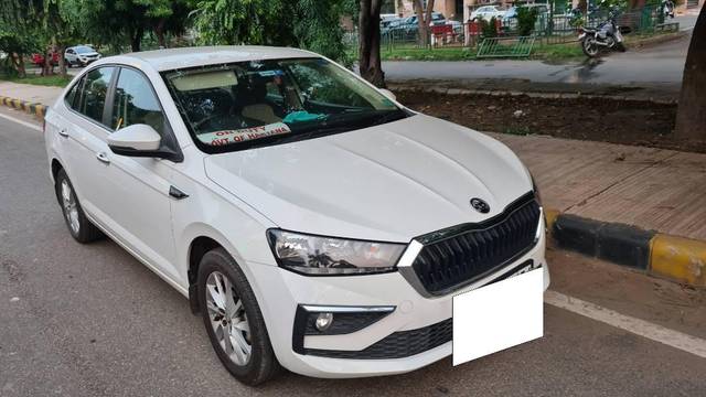 https://images10.gaadi.com/usedcar_image/4579929/original/processed_efa2fd79-4191-44f0-bd80-bbde34f08d0e.jpg?imwidth=6400