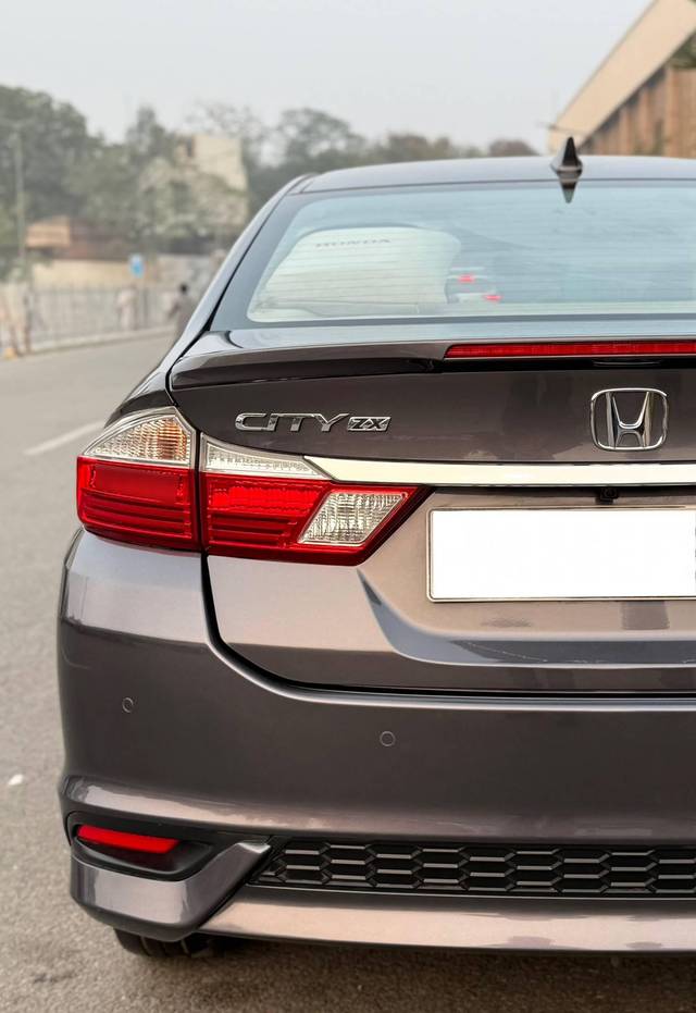 https://images10.gaadi.com/usedcar_image/4580180/original/processed_a99d21a453e4a07eb2d4e11106551da4.jpeg?imwidth=6402