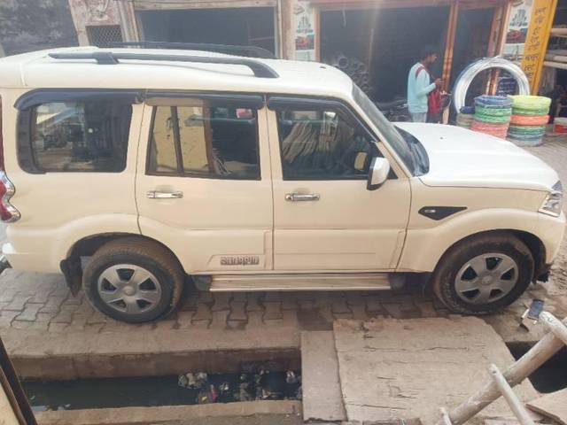 https://images10.gaadi.com/usedcar_image/4580186/original/processed_ee2e2928-e6dd-4fd4-a62f-cf124f0ed591.jpg?imwidth=6400