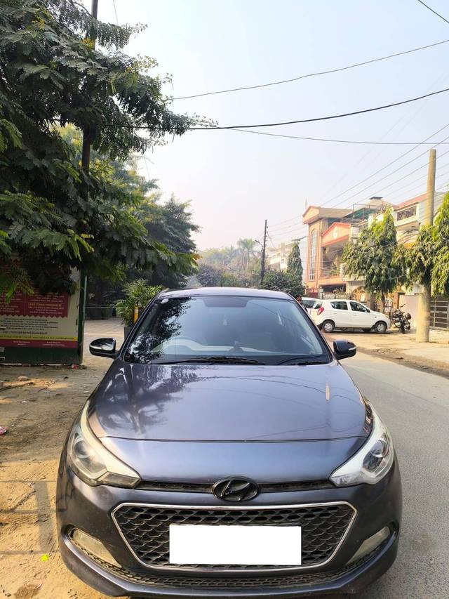 https://images10.gaadi.com/usedcar_image/4580381/original/processed_0a9f33bf-acb4-4a9f-af6b-5ed9e85fb3ab.jpg?imwidth=6401