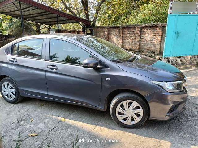https://images10.gaadi.com/usedcar_image/4580448/original/processed_655eb7e5-9aa2-42f7-9fd7-1f02a4ffea33.jpg?imwidth=6402