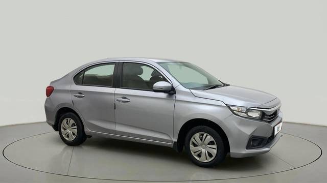 https://images10.gaadi.com/usedcar_image/4580461/original/a3c64c267aa4e0bf8ec6bd0466fc8c7a.jpg?imwidth=6400