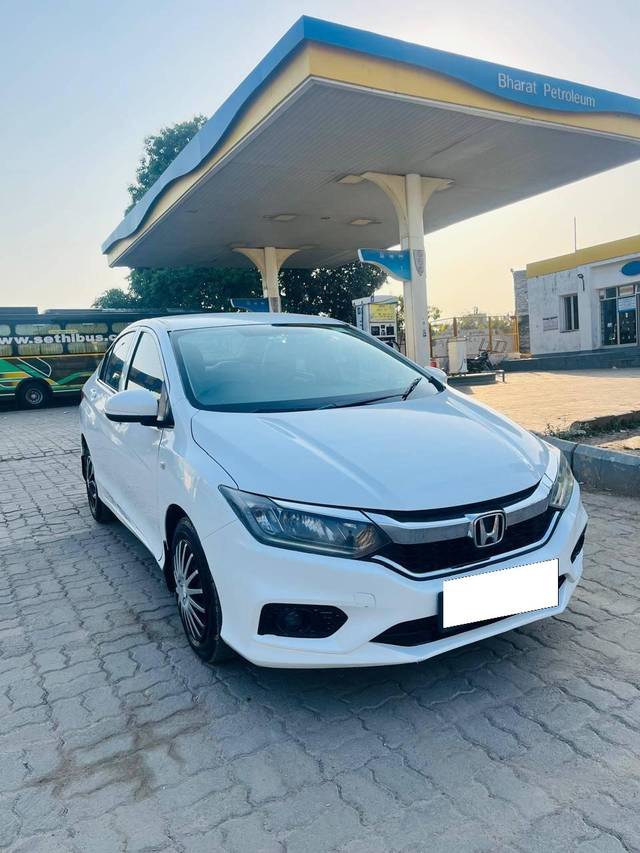 https://images10.gaadi.com/usedcar_image/4580492/original/processed_635c2d3d2d875abf7f19e381b5e39e2b.jpg?imwidth=6400