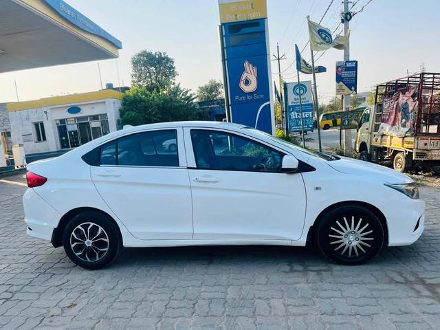 https://images10.gaadi.com/usedcar_image/4580492/original/processed_cbd9779ac6d2250a0092b2ac64a60e48.jpg?imwidth=6401