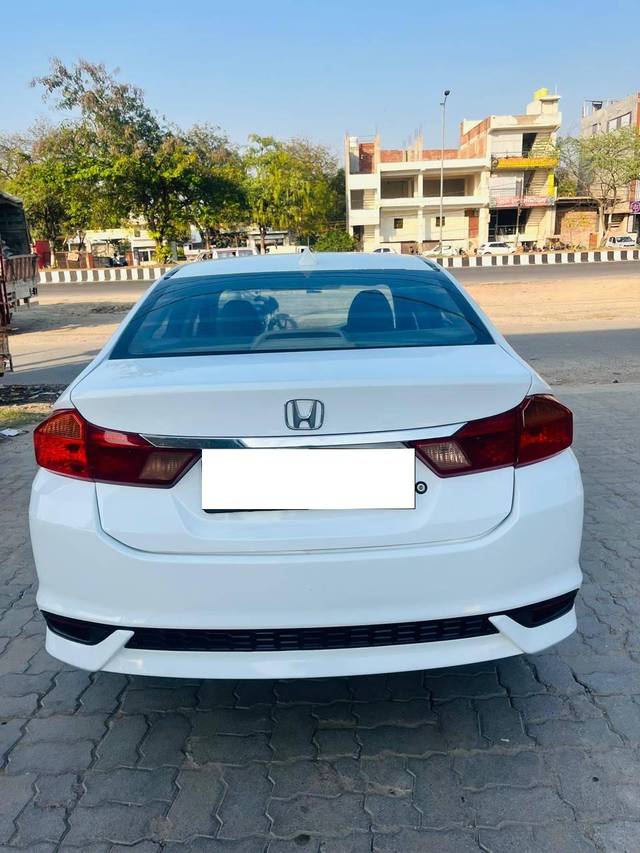 https://images10.gaadi.com/usedcar_image/4580492/original/processed_ffdd2324959682ac7a9fcd66efcd4036.jpg?imwidth=6402