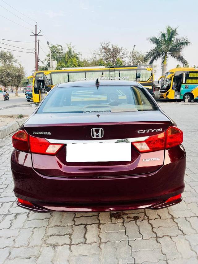 https://images10.gaadi.com/usedcar_image/4580493/original/processed_74cf426ac0f30ca65a8a3af69c95dd77.jpg?imwidth=6401