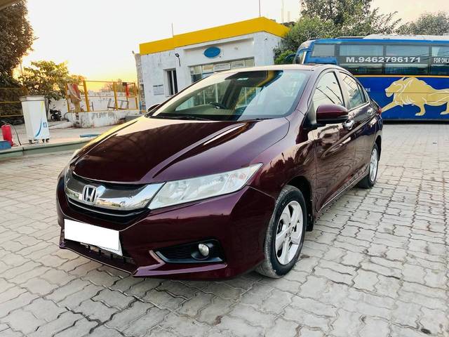 https://images10.gaadi.com/usedcar_image/4580493/original/processed_87b274a1cdeed43b504c382887e6651f.jpg?imwidth=6402