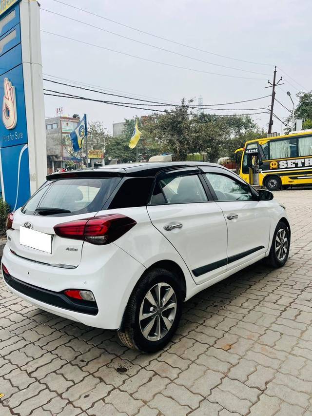 https://images10.gaadi.com/usedcar_image/4580499/original/processed_7acb7f746939998077d83dd3b4e8b947.jpg?imwidth=6401