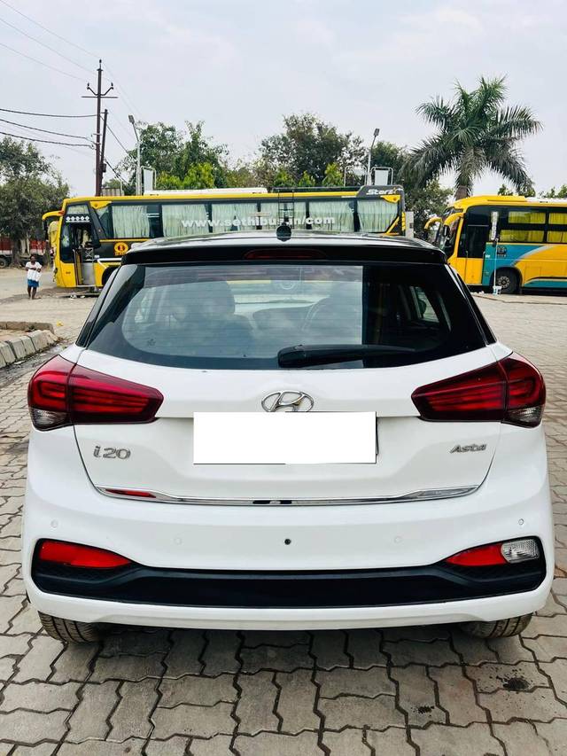 https://images10.gaadi.com/usedcar_image/4580499/original/processed_b8c843109f9a5c9d47be9fc44e5b7fe0.jpg?imwidth=6402