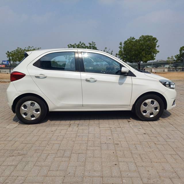 https://images10.gaadi.com/usedcar_image/4580670/original/579cdeee44e9393b8e8fbd3593fdd1dc.jpg?imwidth=6401