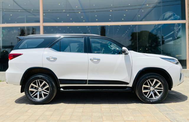 https://images10.gaadi.com/usedcar_image/4580808/original/72c75fe42aa4eac8e628e4c5a321dede.jpg?imwidth=6401