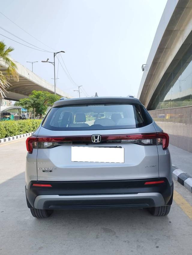 https://images10.gaadi.com/usedcar_image/4580809/original/processed_83eaaef97614cbd74ec9c73f7a092440.jpg?imwidth=6401