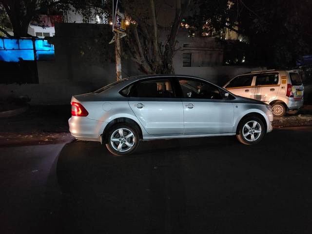 https://images10.gaadi.com/usedcar_image/4580829/original/processed_34c172d5-b75a-4f8e-a65a-090ac2e56bd6.jpg?imwidth=6401