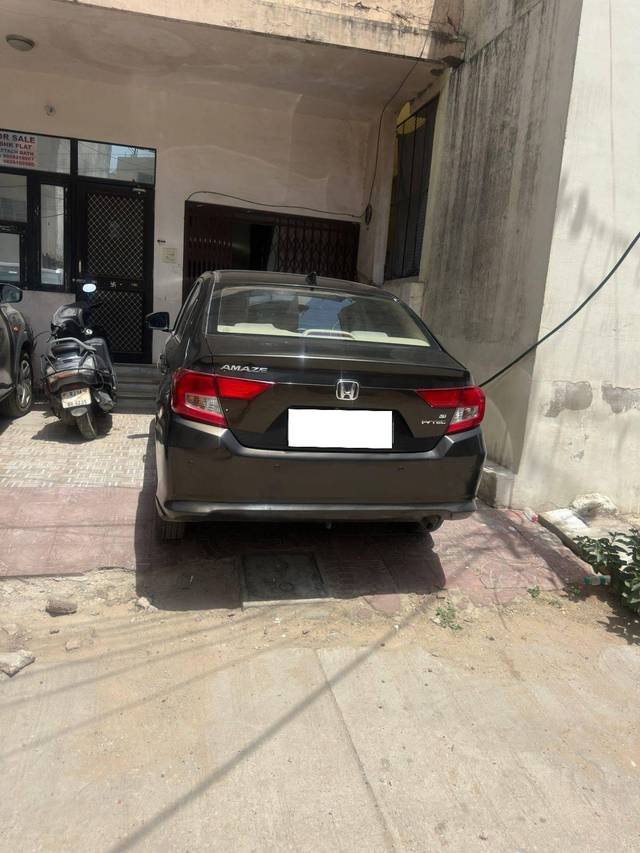 https://images10.gaadi.com/usedcar_image/4580972/original/processed_64b5da62-2f90-4d17-acf6-380823184648.jpg?imwidth=6400