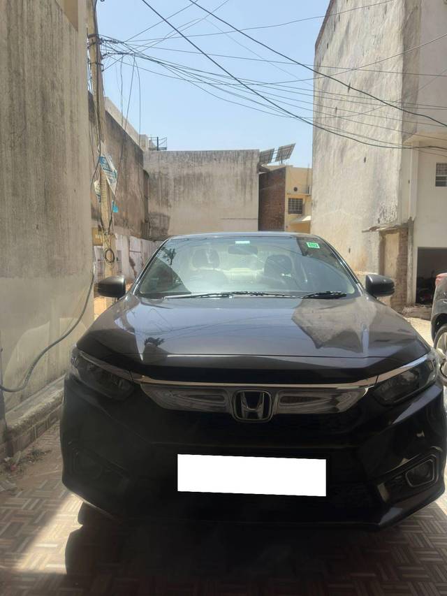https://images10.gaadi.com/usedcar_image/4580972/original/processed_7c49a6fb-252a-4b44-bab9-7350fb53799f.jpg?imwidth=6401