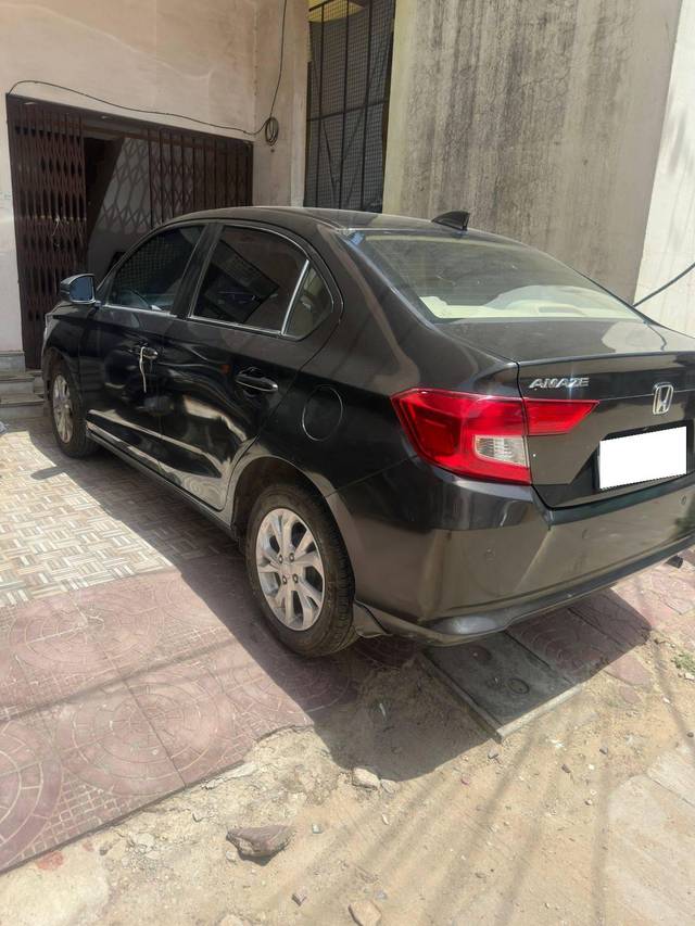 https://images10.gaadi.com/usedcar_image/4580972/original/processed_d1d3498a-54ef-46e5-938f-df57a2160e68.jpg?imwidth=6402