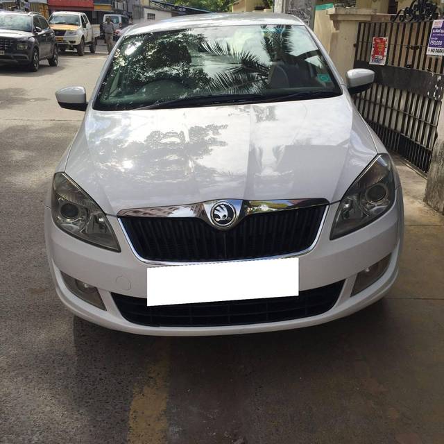 https://images10.gaadi.com/usedcar_image/4580982/original/processed_eca45d4753fdfb7cd09570e0bf427121.jpg?imwidth=6400