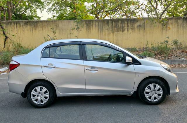 https://images10.gaadi.com/usedcar_image/4580987/original/12dfc938a0e5ec8fd0a03f8f7a00ca51.jpg?imwidth=6401