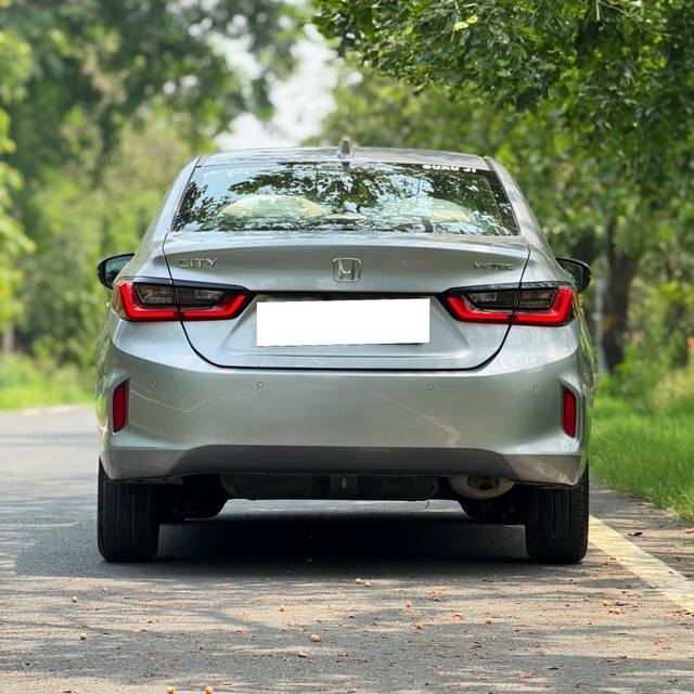 https://images10.gaadi.com/usedcar_image/4580988/original/processed_74d35d58a63de79cc5cd7793b29b9bee.jpg?imwidth=6402