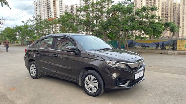 https://images10.gaadi.com/usedcar_image/4581078/original/processed_76e5a12c2784e4da5af80a1fe19ff26a.jpg?imwidth=6400