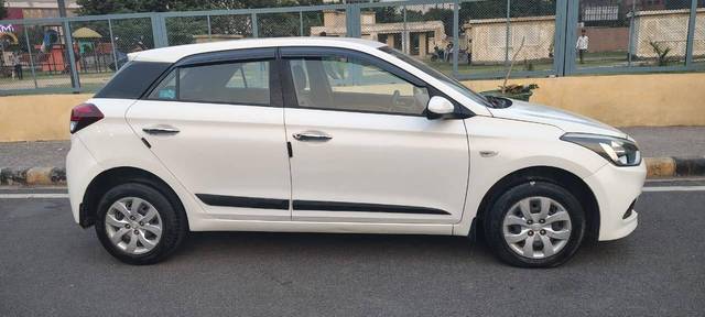https://images10.gaadi.com/usedcar_image/4581171/original/processed_072efe879d9d2647f2a748d37ee05db3.jpg?imwidth=6401