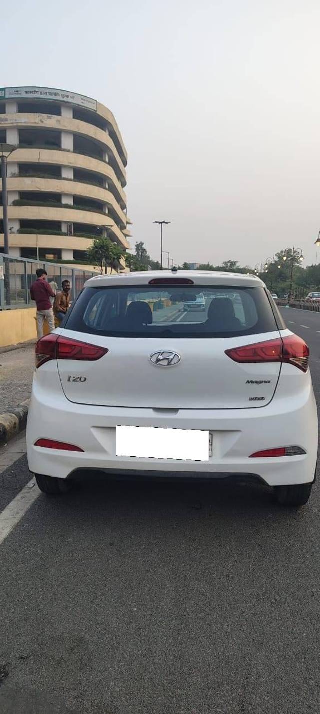 https://images10.gaadi.com/usedcar_image/4581171/original/processed_31120a3f10b9c78f8fd014a4f9165395.jpg?imwidth=6402