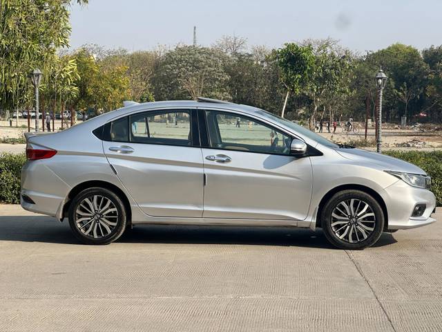 https://images10.gaadi.com/usedcar_image/4581186/original/8da9d32bb2e9bd26f0fd18b8bcc512ef.jpg?imwidth=6401