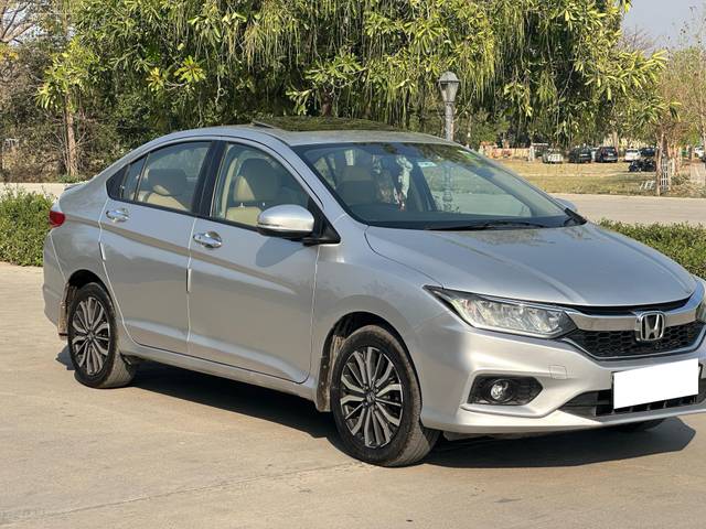 https://images10.gaadi.com/usedcar_image/4581186/original/processed_f607f96ca01d46958d9c1460b3afcdef.jpg?imwidth=6400