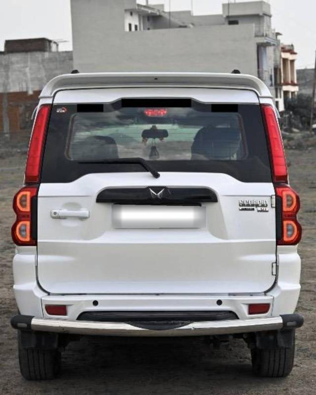 https://images10.gaadi.com/usedcar_image/4581215/original/processed_6d298345-e68c-492f-b1ff-639168343478.jpeg?imwidth=6402