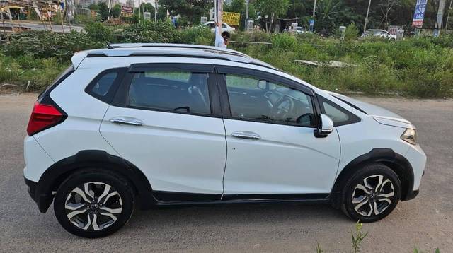 https://images10.gaadi.com/usedcar_image/4581248/original/processed_f8eba4016590cf72f02ac024a2216ffe.jpg?imwidth=6401