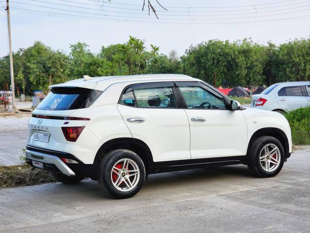 https://images10.gaadi.com/usedcar_image/4581344/original/processed_a2c39af69c164527a8c94b17ebdbe0b0.jpg?imwidth=6402