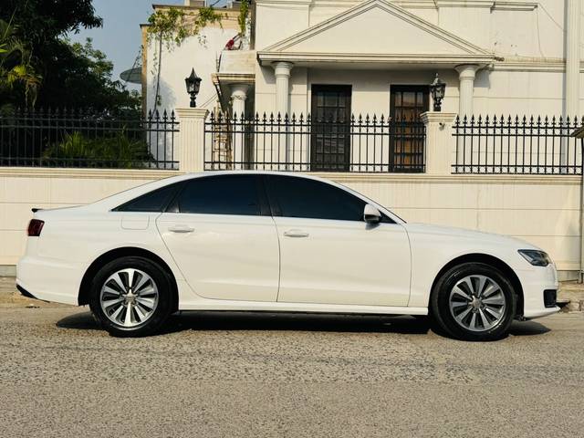 https://images10.gaadi.com/usedcar_image/4581351/original/8534e8a454dc43e7725644f66ebdd153.jpg?imwidth=6401