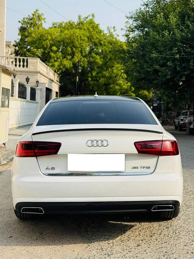 https://images10.gaadi.com/usedcar_image/4581351/original/processed_f406753fd9171fb7b1e08a4a455449b8.jpg?imwidth=6402