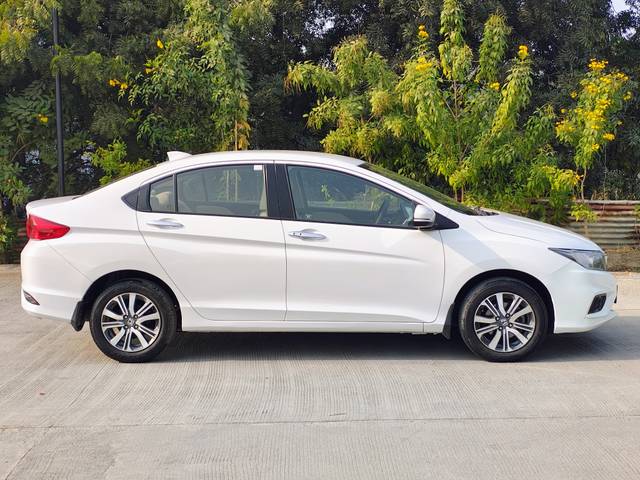 https://images10.gaadi.com/usedcar_image/4581392/original/d00bda24f9c5603f87a340aeea305fdc.jpg?imwidth=6401