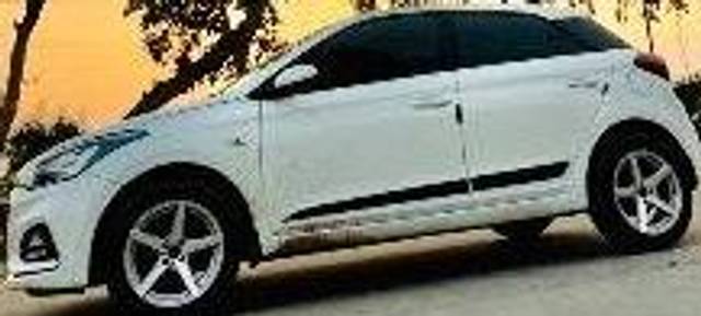 https://images10.gaadi.com/usedcar_image/4581506/original/processed_afaf9012-19ea-4381-b928-dba805ecb4a3.jpeg?imwidth=6400