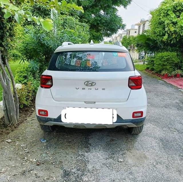 https://images10.gaadi.com/usedcar_image/4581516/original/processed_192eaeb9923e946b1f46eb556b506a4a.jpg?imwidth=6402