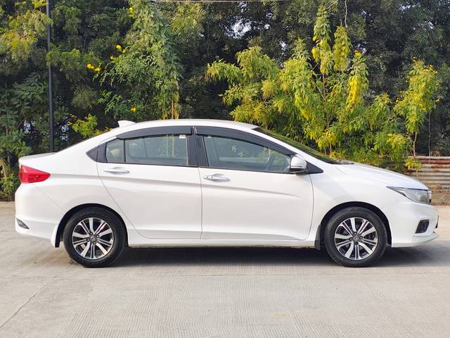 https://images10.gaadi.com/usedcar_image/4581557/original/6132f42c6932b8954a0ee53589752987.jpg?imwidth=6401