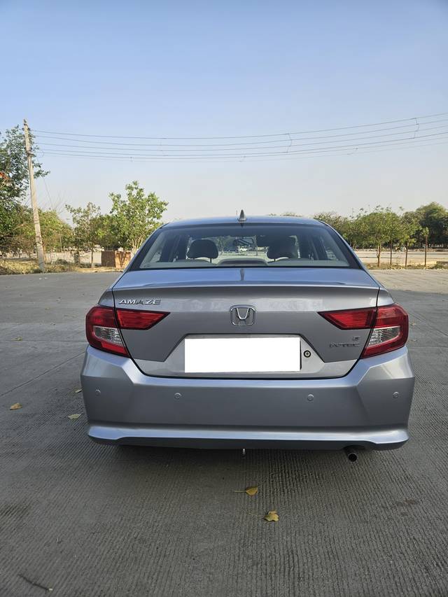 https://images10.gaadi.com/usedcar_image/4581564/original/processed_809e0c97b77dc41f59d701f7c1b269fe.jpg?imwidth=6402