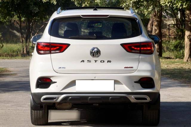 https://images10.gaadi.com/usedcar_image/4581598/original/processed_87664b9a6007a8487cd59f0c1638f773.jpg?imwidth=6402