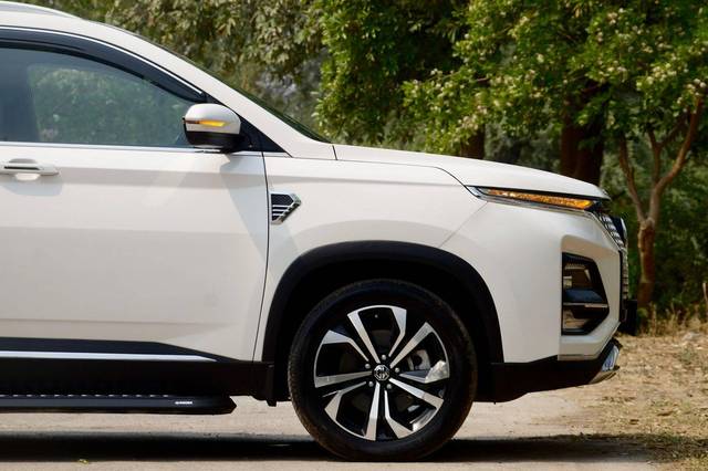 https://images10.gaadi.com/usedcar_image/4581604/original/processed_aa2ccef05a4ebdd0aa551de85da4fd4c.jpg?imwidth=6401
